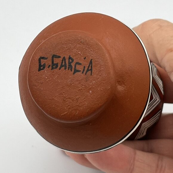 G. Garcia Mexican Vase Pot Vessel 3.75" x 2.25"  Hand Painted Signed Vintage - Picture 6 of 8
